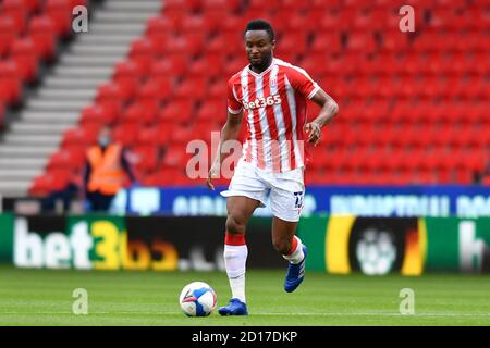 John Obi Mikel (13) von Stoke City mit dem Ball Stockfoto