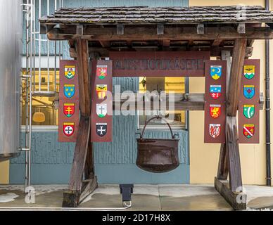 Workshop in der Walliser Heimat des Raclette Turtmann-Unterems, Schweiz. Die Käserei Augstbord in Turtmann ist ebenfalls eine Schaukäserei. Die Genossenschaft verbindet 16 Dörfer, darunter Visp, Leukerbad, Albinen und Turtmann Stockfoto