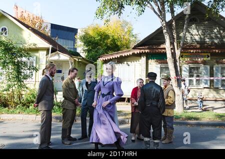 Historisches Festival, das den Ereignissen des russischen Bürgerkrieges gewidmet ist. Eine Gruppe von Teilnehmern in der historischen Kleidung der Zivilisten. Samara, Russland Stockfoto