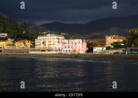 Levanto, La spezia, Italia - 7. DEZEMBER 2019: Sonnenstrahl trifft die Küste vor einem großen Sturm Stockfoto