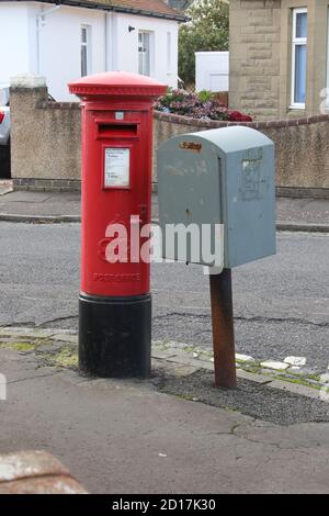 Ayr Ayrshire, Scotland, UK 05 Oct 2020 : die Edward VIII Säule Briefkasten in Ayr ist eine seltene Unterart einer sonst üblichen und produktiven Art von Straßenmöbeln. Eduard VIII. Regierte weniger als ein Jahr und die Anzahl der während seiner Herrschaft geschaffenen Briefkästen war daher im Vergleich zu anderen Monarchen entsprechend gering. Nur eine kleine Anzahl von Briefkästen, die in diesem Zeitraum installiert wurden, überstehen weitgehend unverändert. Stockfoto