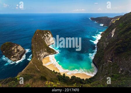Landschaftlich schöne Aussicht auf die Klippe mit riesigen Wellen an einem sonnigen Tag, Nusa Penida, Bali Indonesien Stockfoto