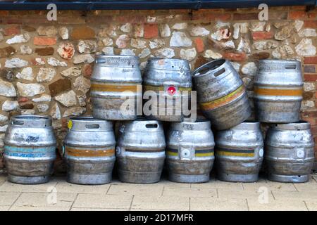 Vor einem Pub in Old Hunstanton, Norfolk gestapelte Bierfässer aus Metall Stockfoto