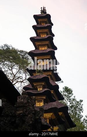 Traditioneller balinesischer goldener Tempelturm, Ubud, Bali, Indonesien Stockfoto