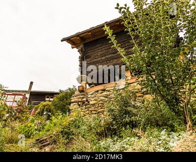 Das traditionelle Walliser Holzhaus steht auf Steinsäulen, um Mäuse von der Nahrungsversorgung im Lager fernzuhalten. Wanderung über den Weinweg von Visperterminen nach Visp, Wallis, Schweiz Stockfoto