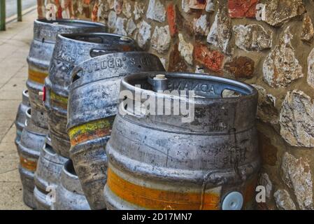 Vor einem Pub in Old Hunstanton, Norfolk gestapelte Bierfässer aus Metall Stockfoto