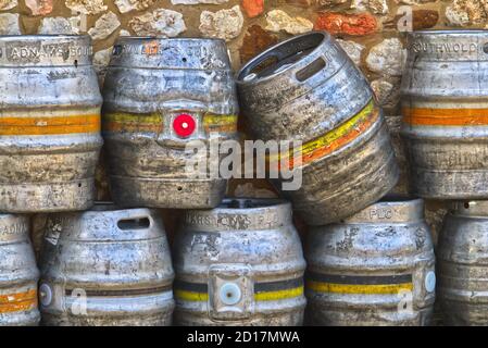 Vor einem Pub in Old Hunstanton, Norfolk gestapelte Bierfässer aus Metall Stockfoto