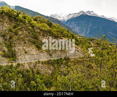 Visperterminens höchster Weinberg Europas Visp, Schweiz. Der Postauto (so heißt der Bus in der Schweiz) fährt mehrmals täglich von Visp nach Visperterminen. Stockfoto