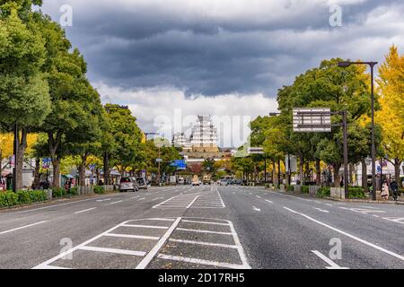 Himeji / Japan - 11. November 2017: Himeji Stadt in der Präfektur Hyogo in der Kansai Region von Japan, mit Himeji Burg im Hintergrund Stockfoto