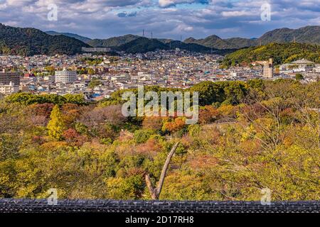 Himeji / Japan - 11. November 2017: Himeji-Stadt in der Präfektur Hyogo in der Kansai-Region Japans, Blick von oben auf das Himeji-Schloss Stockfoto