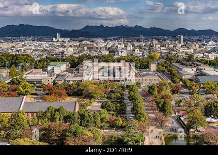 Himeji / Japan - 11. November 2017: Himeji-Stadt in der Präfektur Hyogo in der Kansai-Region Japans, Blick von oben auf das Himeji-Schloss Stockfoto