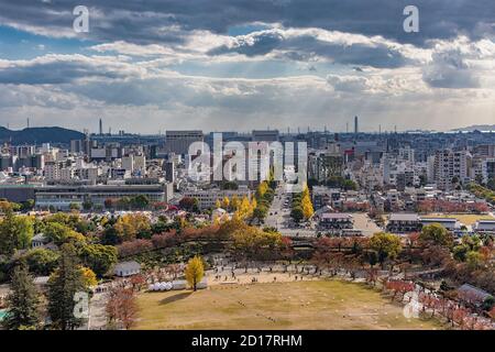 Himeji / Japan - 11. November 2017: Himeji-Stadt in der Präfektur Hyogo in der Kansai-Region Japans, Blick von oben auf das Himeji-Schloss Stockfoto