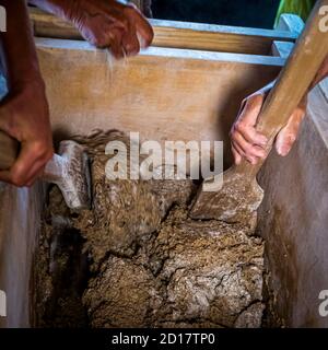 Walliser Roggenbrot-Backwerkstatt in Goppenstein-Erschmatt, Schweiz. Brot zu backen war früher nur ein Männerjob. Da das Backen nur zwei- bis dreimal im Jahr stattfand, mussten große Mengen Teig mit einfachen Werkzeugen verarbeitet werden. Stockfoto