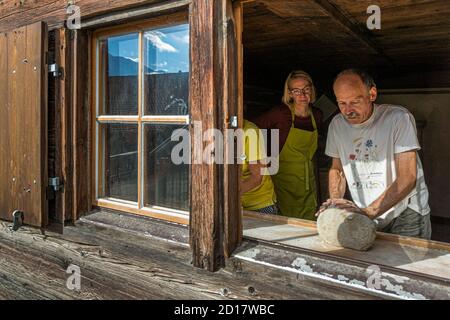 Walliser Roggenbrot-Backwerkstatt in Goppenstein-Erschmatt, Schweiz. Ein kurzer Blick durch das Fenster in die historische Bäckerei. Die Backstube muss aufgeheizt werden, damit der Teig aufgehen kann. Die Teigcharge ist bereits 12 Stunden vor Beginn der Werkstatt gestiegen Stockfoto