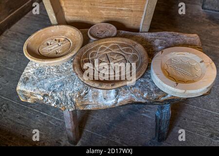 Walliser Roggenbrot-Backwerkstatt in Goppenstein-Erschmatt, Schweiz. Es gibt Holzstempel mit dem Wappen von Erschmatt. Mit Schwert und dem Schutzpatron St. Michael, einem Stern, den Bergen und einem Kleeblatt Stockfoto