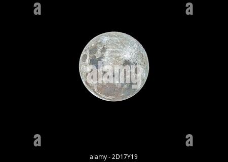 Der Mond Unser Satellitenbegleiter, der unseren Weg in der Nacht auf einem Teleskop-Detailansicht mit den Mondkrater und Meeren beleuchtet. Eine erstaunliche s Stockfoto