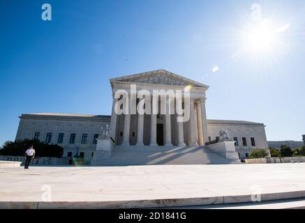 Washington, Usa. Oktober 2020. Der Oberste Gerichtshof der Vereinigten Staaten wird am ersten Tag seiner neuen Amtszeit, am 5. Oktober 2020, in Washington, DC gesehen. Es wird erwartet, dass das hohe Gericht einen Fall hört, der das Schicksal des Affordable Care Act und möglicherweise die Wahl bestimmen könnte. Es wird erwartet, dass der Senat die Bestätigung von Trumps Kandidaten für das Surpeme Court Amy Coney Barrett, nächste Woche die Nachfolge von Ruth Bader Ginsburg anzutritt, aufnehmen wird. Foto von Kevin Dietsch/UPI Kredit: UPI/Alamy Live News Stockfoto