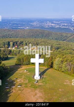 Uniontown, Pennsylvania - das Kreuz Christi auf Dunbar's Knob im United Methodist Jumonville Christian Camp und Restreat Center. Die 60-Fuß ta Stockfoto