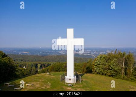 Uniontown, Pennsylvania - das Kreuz Christi auf Dunbar's Knob im United Methodist Jumonville Christian Camp und Restreat Center. Die 60-Fuß ta Stockfoto