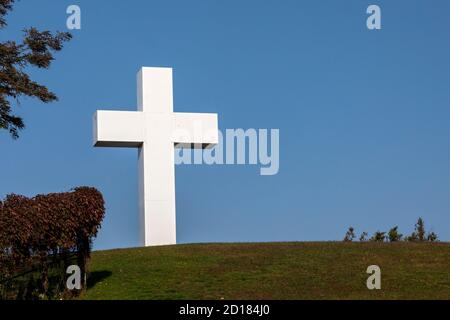 Uniontown, Pennsylvania - das Kreuz Christi auf Dunbar's Knob im United Methodist Jumonville Christian Camp und Restreat Center. Die 60-Fuß ta Stockfoto