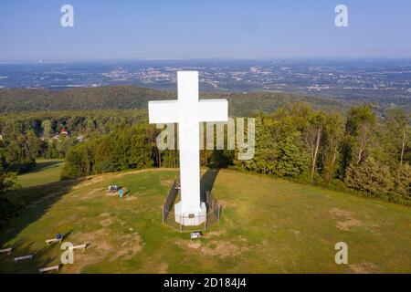 Uniontown, Pennsylvania - das Kreuz Christi auf Dunbar's Knob im United Methodist Jumonville Christian Camp und Restreat Center. Die 60-Fuß ta Stockfoto