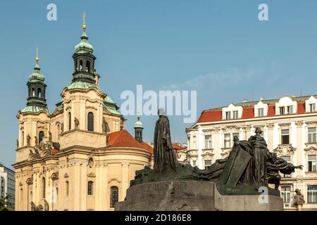 Jan Hus Gedenkstatue und St. Nikolaus Kirche, Altstadt, Prag, Tschechische Republik Stockfoto