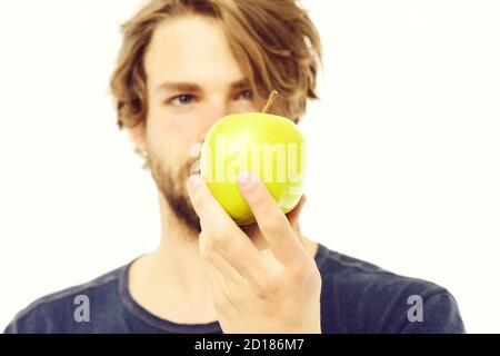 Apfel von grüner Farbe in kaukasischen mans Hand isoliert auf weißem Hintergrund, selektiver Fokus. Gesundes Lifestyle-Konzept Stockfoto