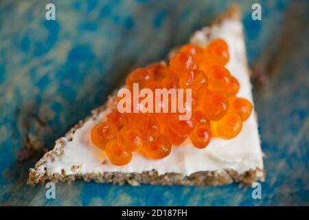 Pazifischer Lachskaviar, gekauft aus einem Supermarkt, serviert auf Roggenbrot mit Frischkäse. Dorset England GB Stockfoto