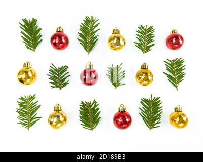 Weihnachtliche Symmetrie Komposition aus Spielzeugkugeln und Tannenzweigen auf weißem Hintergrund. Einfache Winterurlaub Wohnung lag. Stockfoto