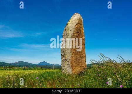 Der Menhir von Fohet sagte der Pierre Longue in der Nähe von Aydat, Puy de Dome, Auvergne Rhone Alpes, Frankreich Stockfoto