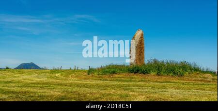 Der Menhir von Fohet sagte der Pierre Longue in der Nähe von Aydat, Puy de Dome, Auvergne Rhone Alpes, Frankreich Stockfoto