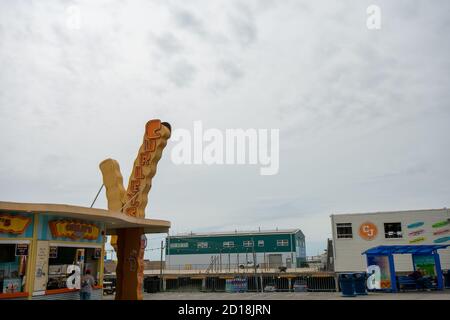 WILDWOOD, NEW JERSEY - 17. September 2020: Curly's Fries auf dem Wildwood Boardwalk Stockfoto