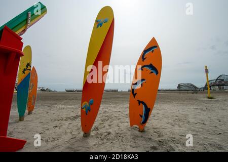 WILDWOOD, NEW JERSEY - 17. September 2020: Die bemalten Surfboards neben dem Strandstuhl neben dem Wildwood Boardwalk Stockfoto