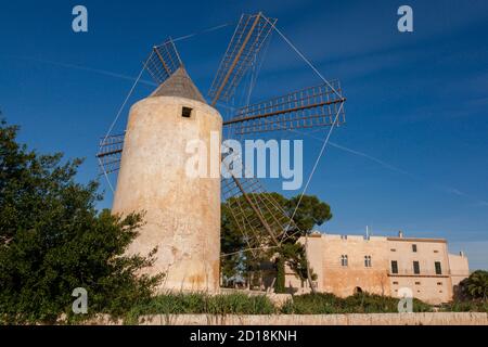 Molino y Torre gotica, Sa Torre, documentada en época musulmana Como alquería al-Borge, Llucmajor, mallorca, Islas Baleares, España, Europa Stockfoto