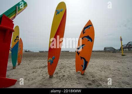 WILDWOOD, NEW JERSEY - 17. September 2020: Die bemalten Surfboards neben dem Strandstuhl neben dem Wildwood Boardwalk Stockfoto