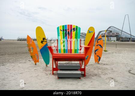 WILDWOOD, NEW JERSEY - 17. September 2020: Der farbenfrohe Strandstuhl neben dem Wildwood Boardwalk Stockfoto