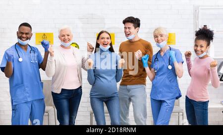 Freudig Diverse Coronavirus Geimpfte Patienten Und Ärzte Stehen Im Krankenhaus Stockfoto