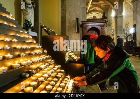 Encendido de velas votivas, catedral de Santa Eufemia, Rovinj, Halbinsel von Istrien, Croacia, europa Stockfoto