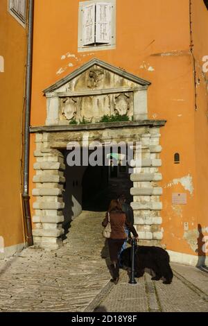 puerta San Fiore, siglos XV-XVI, Labin (Albona),Halbinsel von Istrien,Croacia Stockfoto