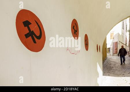 Simbolos comunistas en el pasadizo de la puerta San Fiore, siglos XV-XVI, Labin (Albona),Halbinsel von Istrien,Croacia Stockfoto