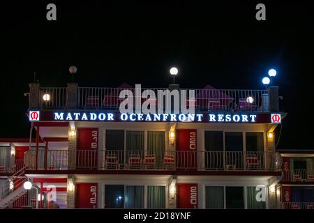 WILDWOOD, NEW JERSEY - September 16 2020: Das lokal berühmte Matador Oceanfront Resort und Hotel beleuchtet in der Nacht Stockfoto