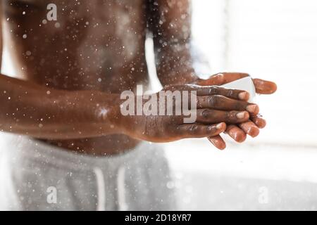 Schwarzer Mann Waschen Hände Mit Seife Nehmen Dusche Im Badezimmer Stockfoto