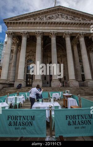 Das Freiluftrestaurant Fortnum & Mason steht vor der Royal Exchange leer, da die Coronavirus-Pandemie die Stadtarbeiter in London weiterhin fernhält. Stockfoto
