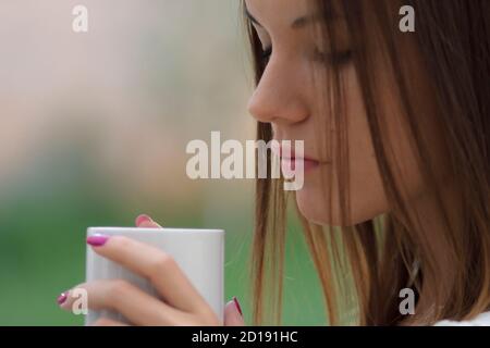 mujer joven bebiendo de una taza,islas baleares, Spanien Stockfoto