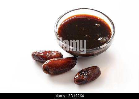 Datteln Marmelade in Glasschüssel ohne Zucker und Früchte auf weiß isoliert. Nahaufnahme. Stockfoto