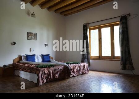 Gästezimmer mit Holzdecke in einem traditionellen tibetischen Haus, Ladakh, Himalaya, Nordindien Stockfoto