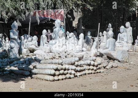 Geschnitzte Buddha-Statuen aus Stein in einer Straßenwerkstatt in Mandalay, Myanmar ehemaliges Burma Stockfoto