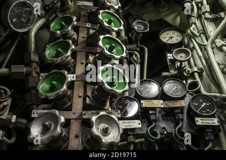 Controller zapft in einem historischen U-Boot Stockfoto