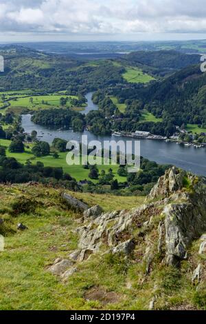 Der Blick südwestlich vom kleinen Gipfel von Gummer's How ist super. Gummers How liegt am südlichen Ende des Lake Windermere in den englischen Seen Stockfoto