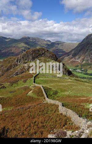 Side Pike ist ein schöner kleiner Gipfel, auf den man zielen kann Während Sie die nordwestliche Flanke des Lingmoor fiel Im englischen Lake District Stockfoto